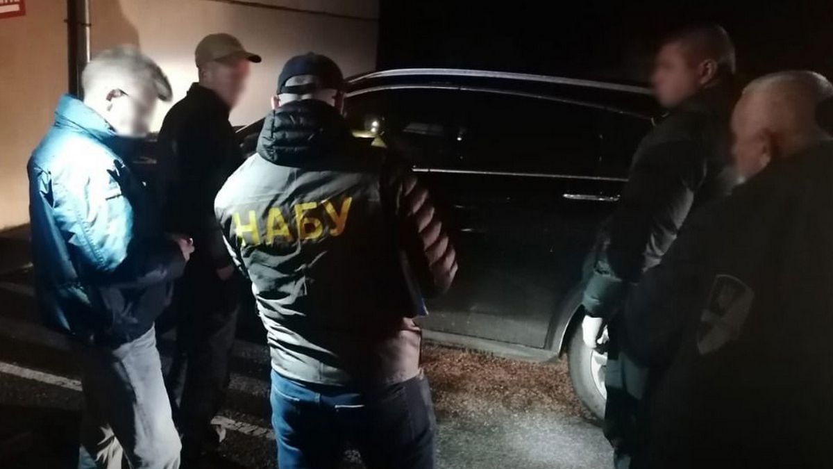 Викрили на хабарі: затримали суддю та його посередника-адвоката
