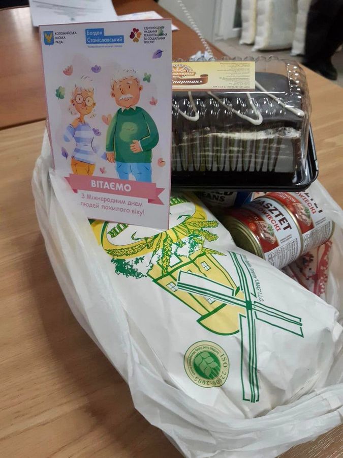 156 мешканців Коломиї похилого віку отримали подарунки 10