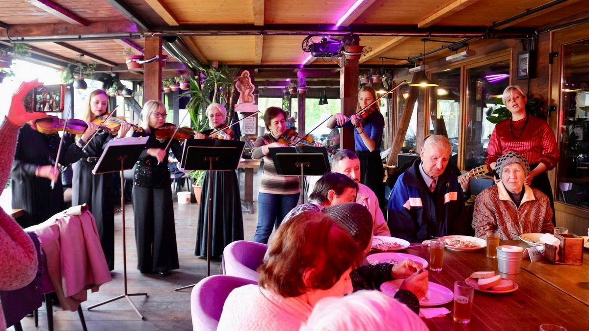 156 мешканців Коломиї похилого віку отримали подарунки 5