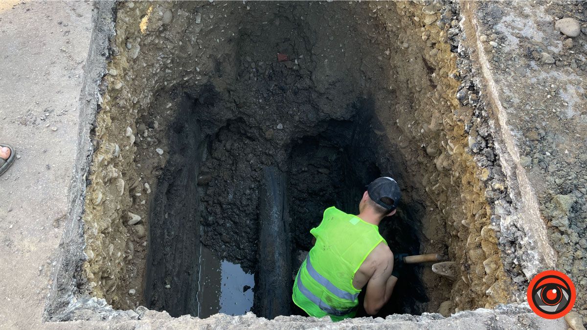 Комунальники пояснили, чому на вул. Мазепи провалюється люк 2