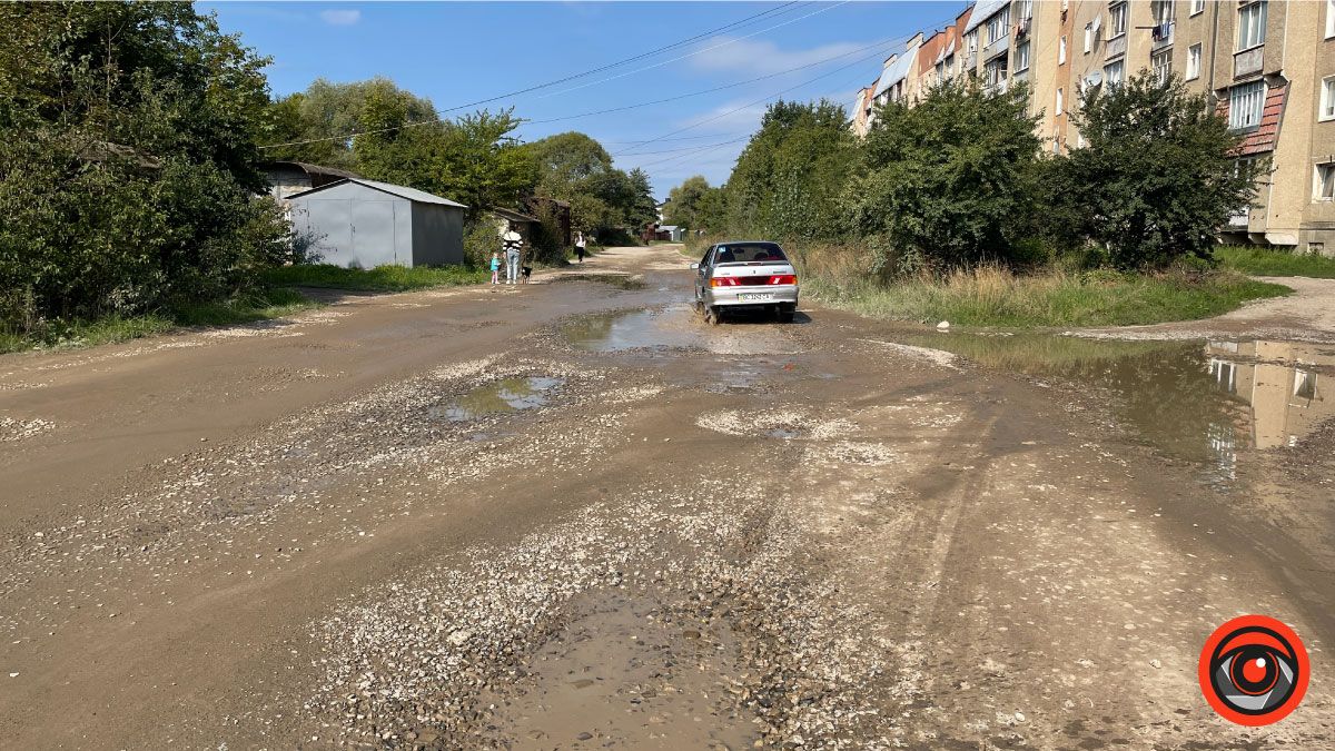 Після дощу, хоч човном перепливай: на вулиці Хмельницького біда з дорогою 5