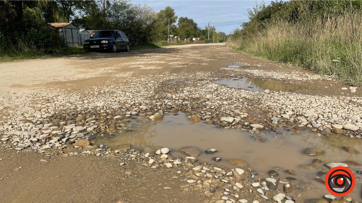 Після дощу, хоч човном перепливай: на вулиці Хмельницького біда з дорогою 1