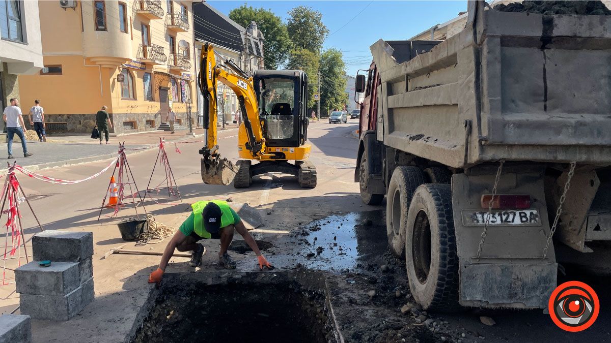 Комунальники пояснили, чому на вул. Мазепи провалюється люк 1