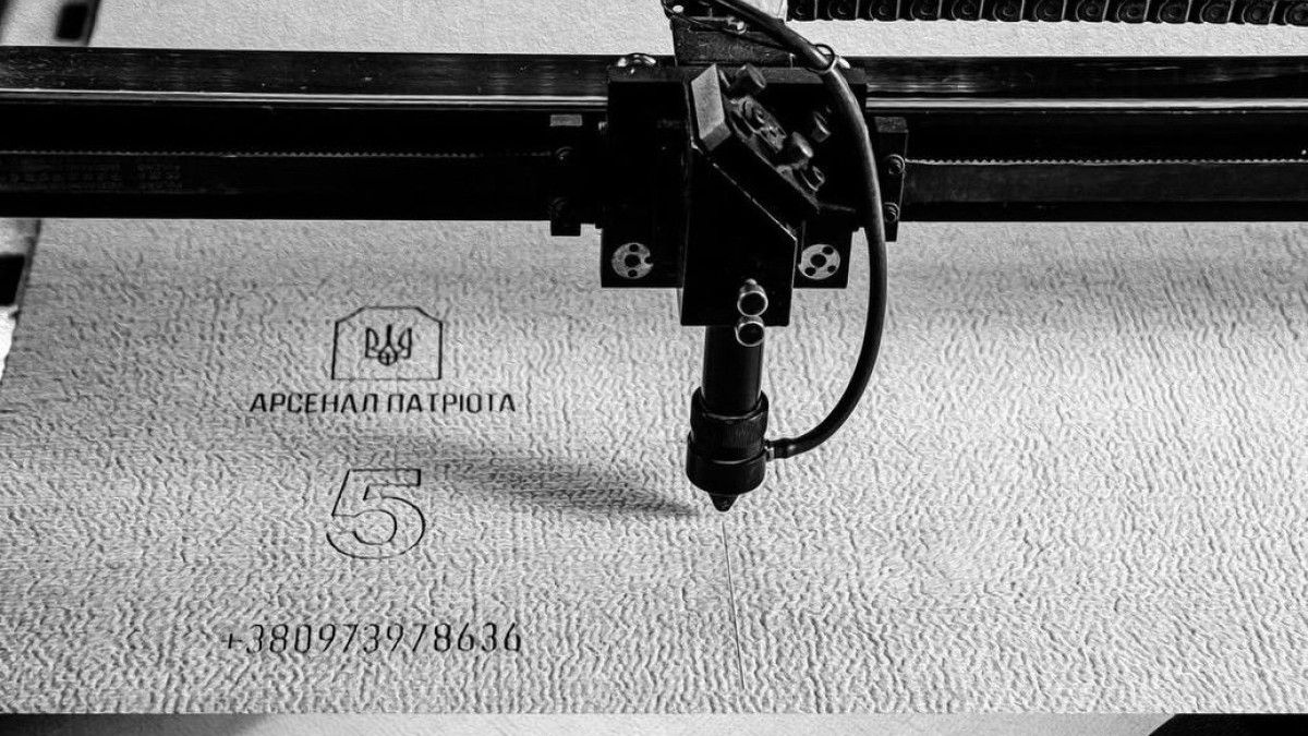 Для українських захисниць виготовляють бронеплити вагою 2-3 кг 2