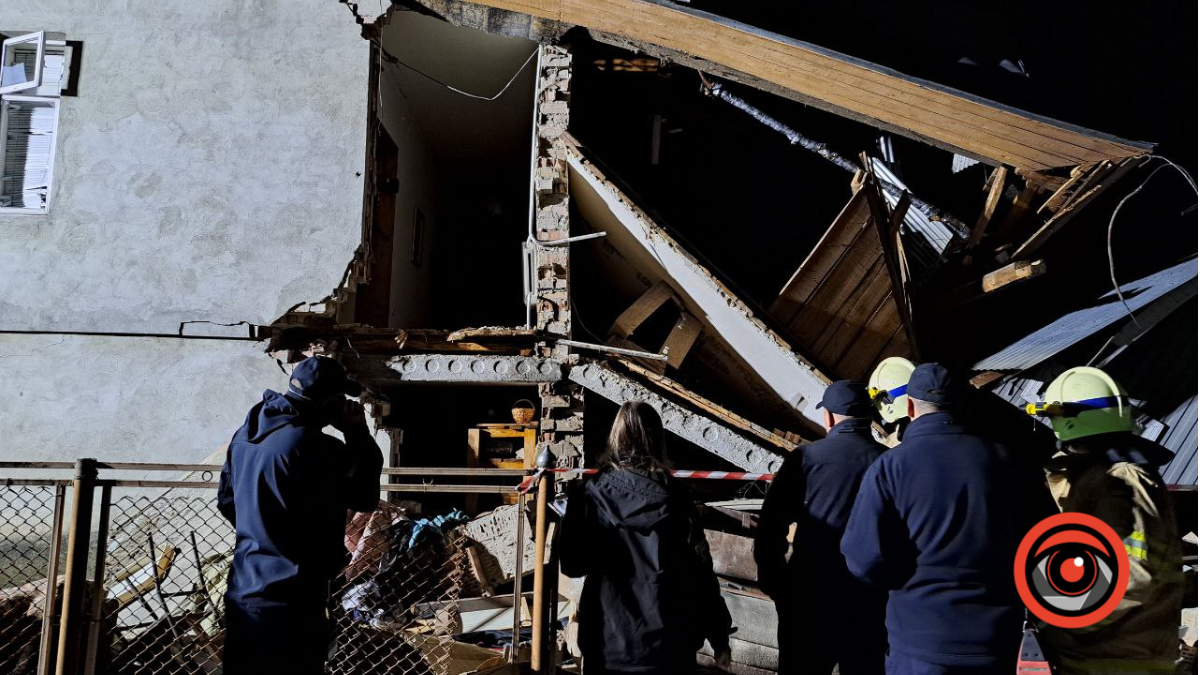 У Коломиї на людей обвалився житловий будинок 2