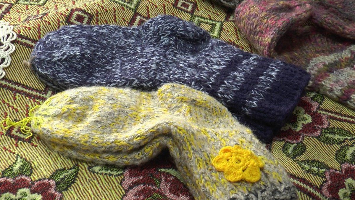 Пенсіонерка з Прокурави в'яже шкарпетки для захисників 2