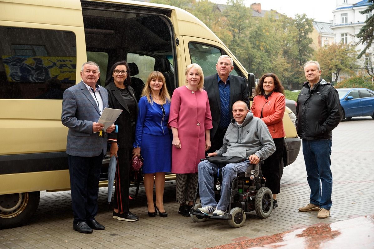 Снятинському психоневрологічному інтернату передали спецавтомобіль 3