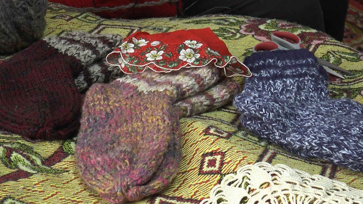 Пенсіонерка з Прокурави в'яже шкарпетки для захисників 3