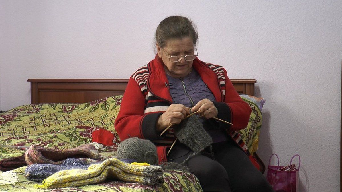 Пенсіонерка з Прокурави в'яже шкарпетки для захисників