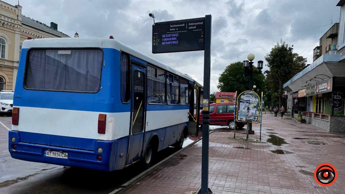 Табло з розкладом руху на зупинці | Що думають коломияни? 4