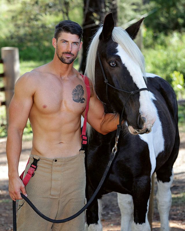 Просто комбо: австралійські пожежники з тваринками на календарі 15