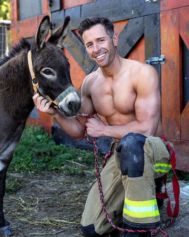 Просто комбо: австралійські пожежники з тваринками на календарі 5