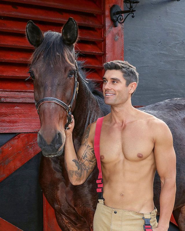 Просто комбо: австралійські пожежники з тваринками на календарі 8