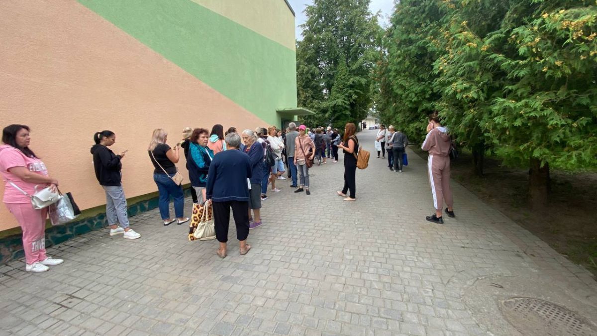 У Городенці благодійна організація розпочала видавати гуманітарну допомогу 1