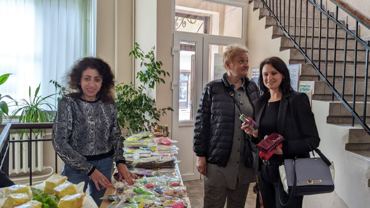 Благодійний ярмарок на підтримку ЗСУ організували у міській публічній бібліотеці в Коломиї 8