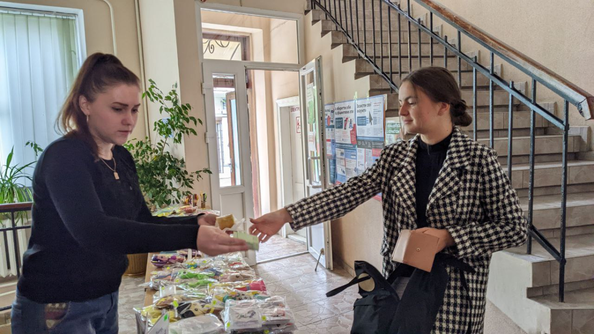 Благодійний ярмарок на підтримку ЗСУ організували у міській публічній бібліотеці в Коломиї 7
