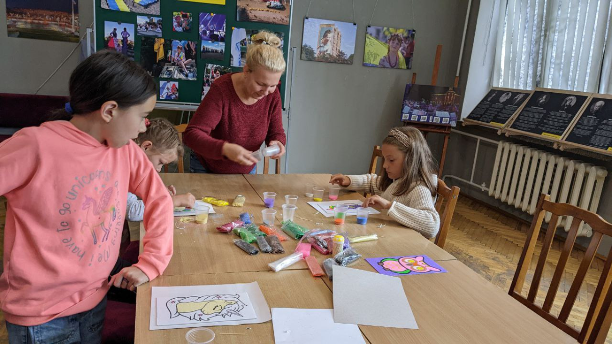 Благодійний ярмарок на підтримку ЗСУ організували у міській публічній бібліотеці в Коломиї 6