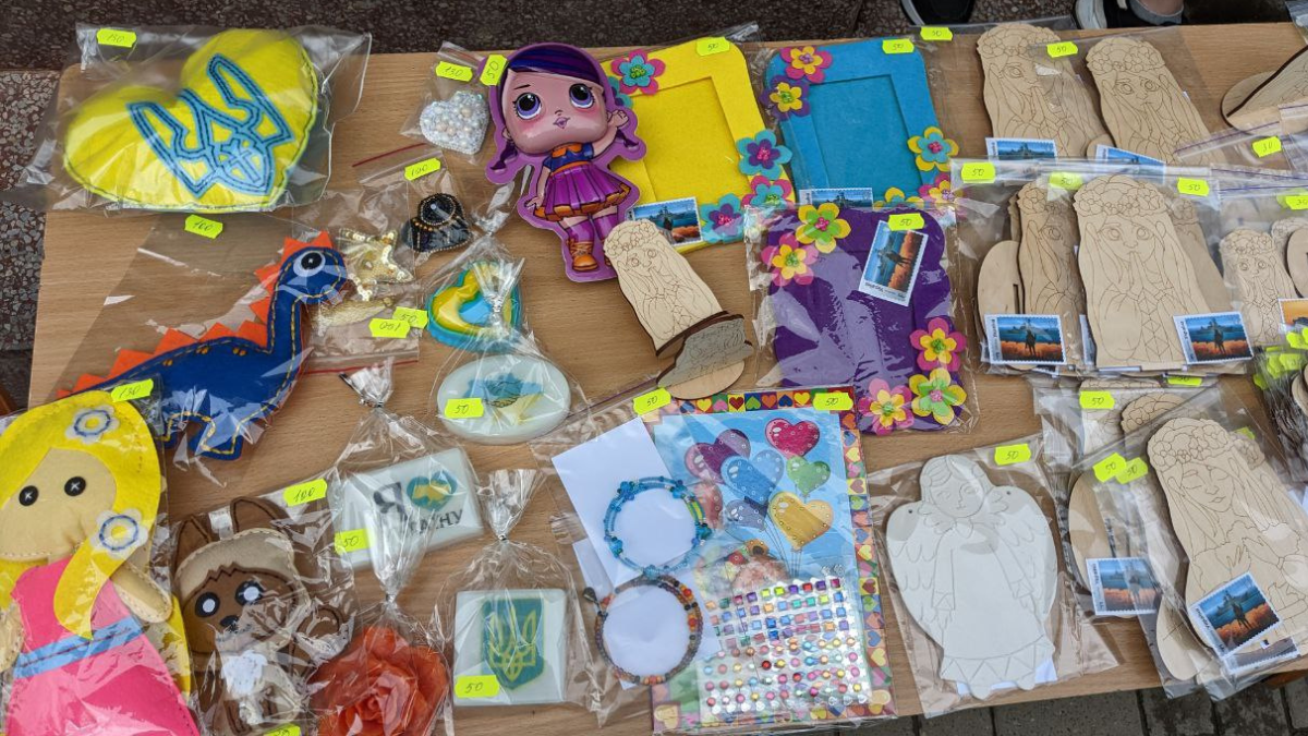 Благодійний ярмарок на підтримку ЗСУ організували у міській публічній бібліотеці в Коломиї 5