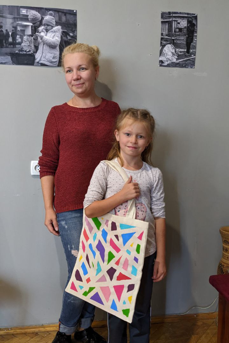 Благодійний ярмарок на підтримку ЗСУ організували у міській публічній бібліотеці в Коломиї 3