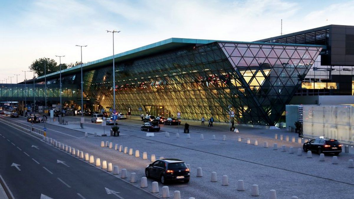 З яких аеропортів найближче полетіти за кордон? 1