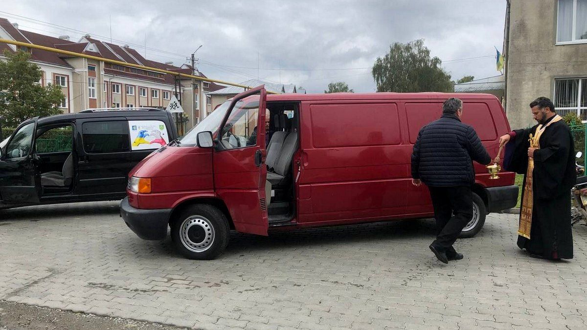 У Печеніжині священники освятили автівки на передову 3