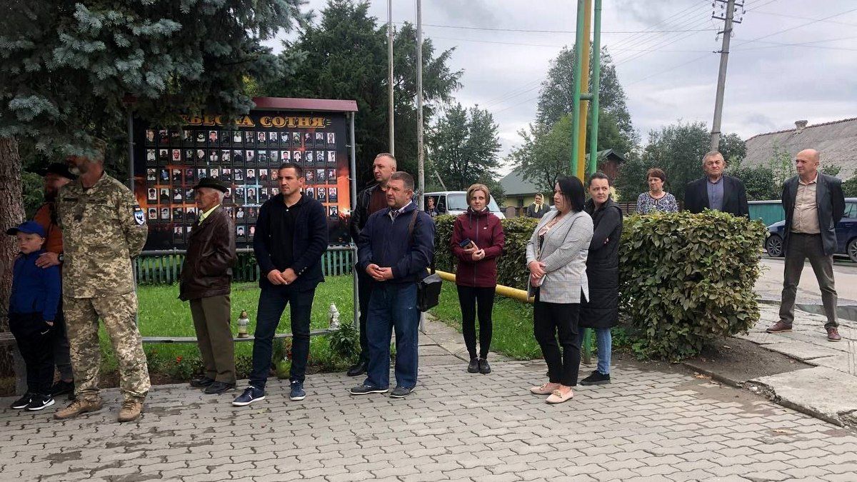 У Печеніжині священники освятили автівки на передову 4