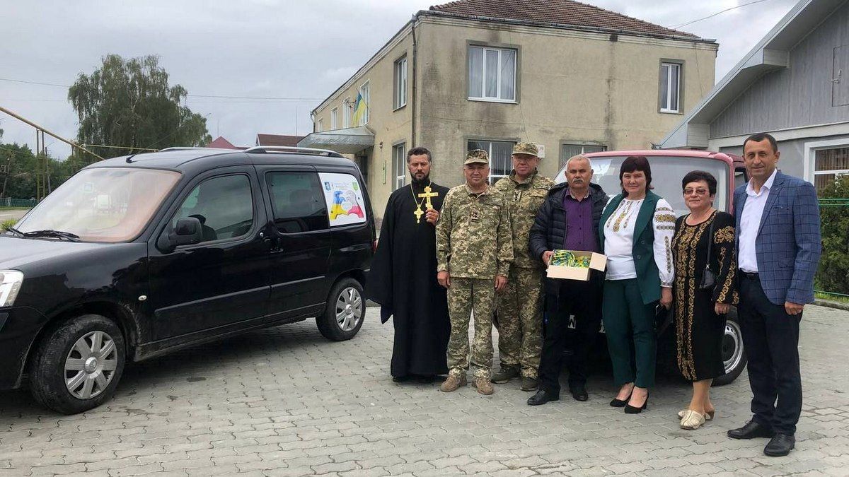 У Печеніжині священники освятили автівки на передову 2