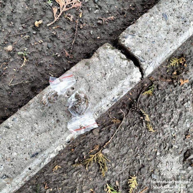Ймовірно, наркотики виявили у трьох осіб у Івано-Франківську 1