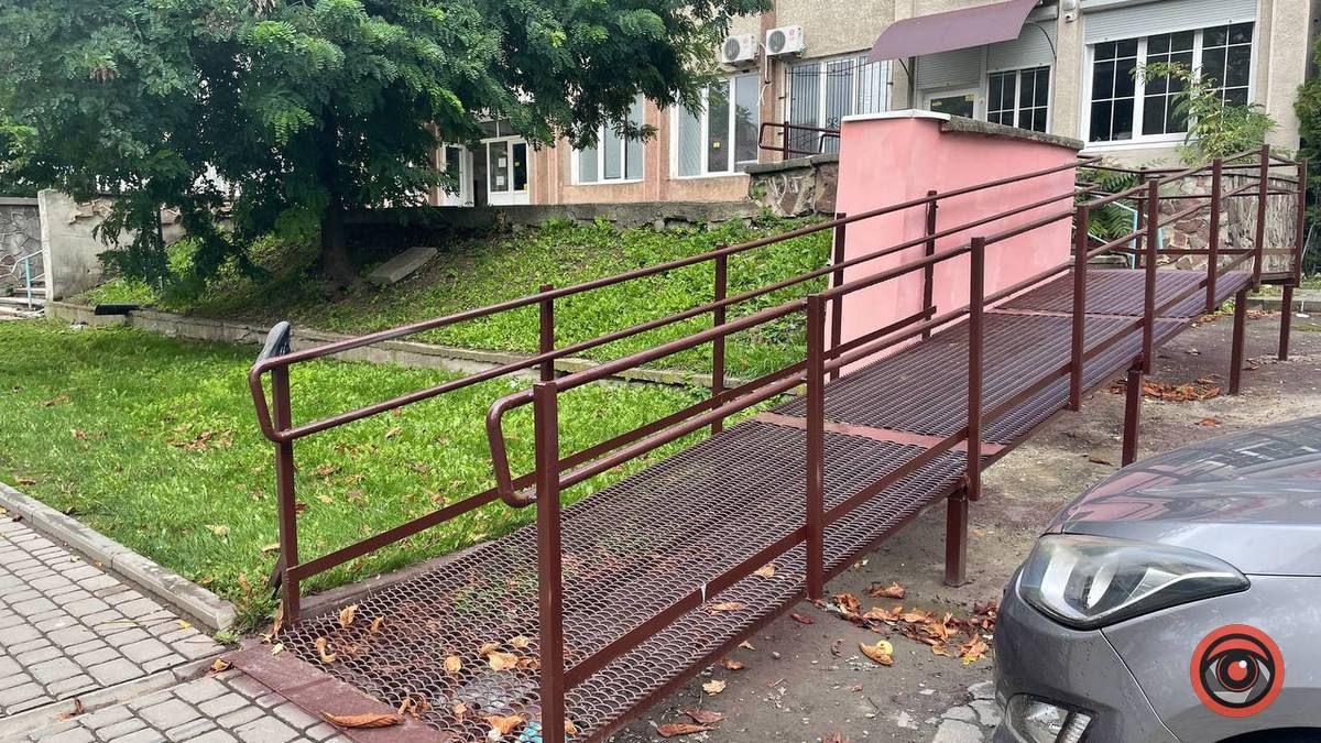 На вулиці Січових Стрільців встановили пандус за 120 тис грн 7