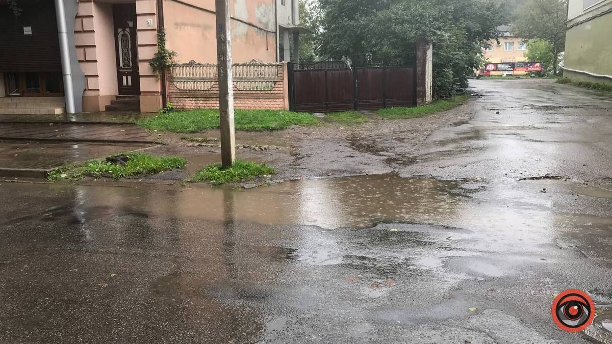 Басейни на вулиці Романа Шухевича або парасолька не поможе 1