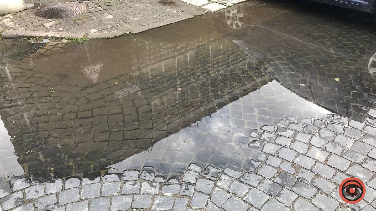 На вулиці Кобринського тротуар став одним цілим з бруківкою 4