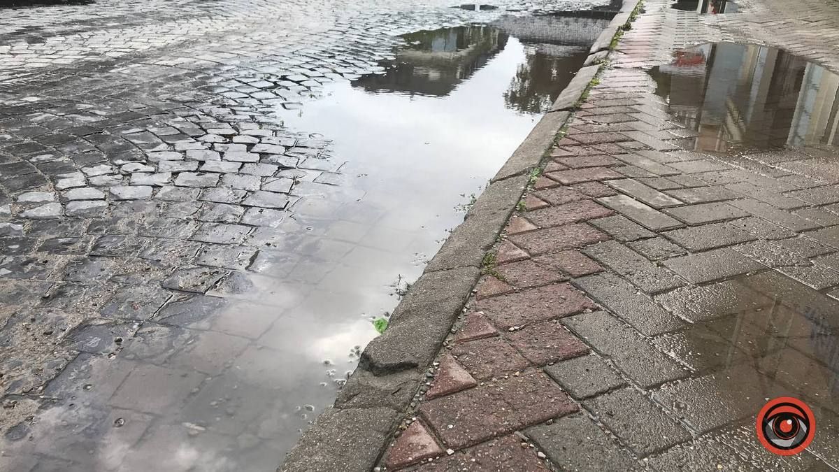 На вулиці Кобринського тротуар став одним цілим з бруківкою 5