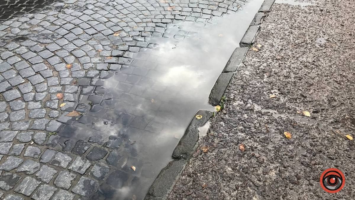 На вулиці Кобринського тротуар став одним цілим з бруківкою 8