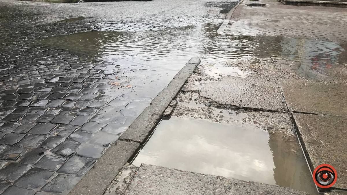 На вулиці Кобринського тротуар став одним цілим з бруківкою 2