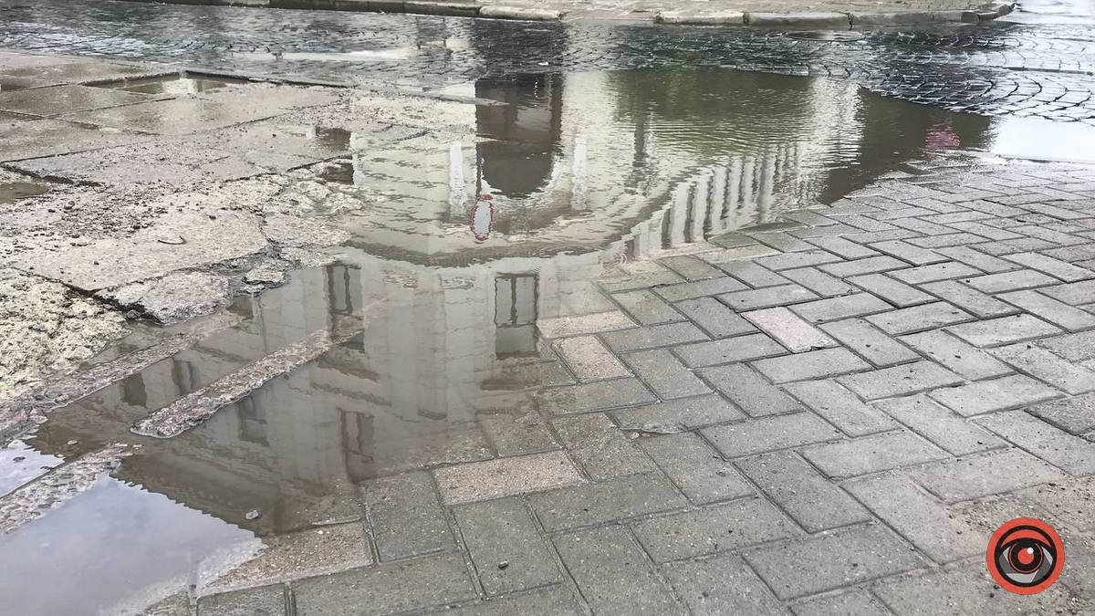 На вулиці Кобринського тротуар став одним цілим з бруківкою 3