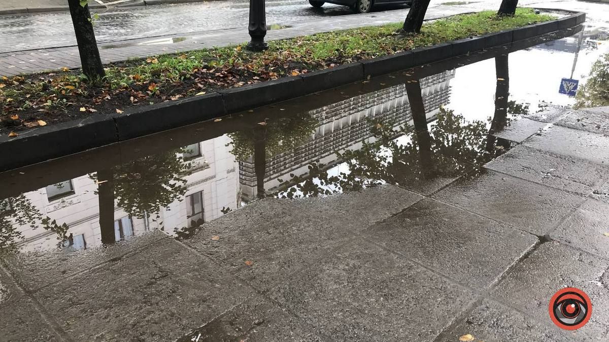 На вулиці Кобринського тротуар став одним цілим з бруківкою 6