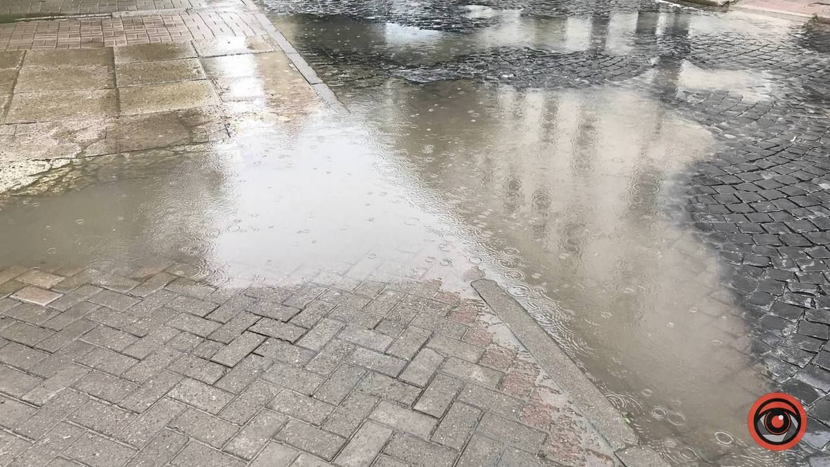 На вулиці Кобринського тротуар став одним цілим з бруківкою 1