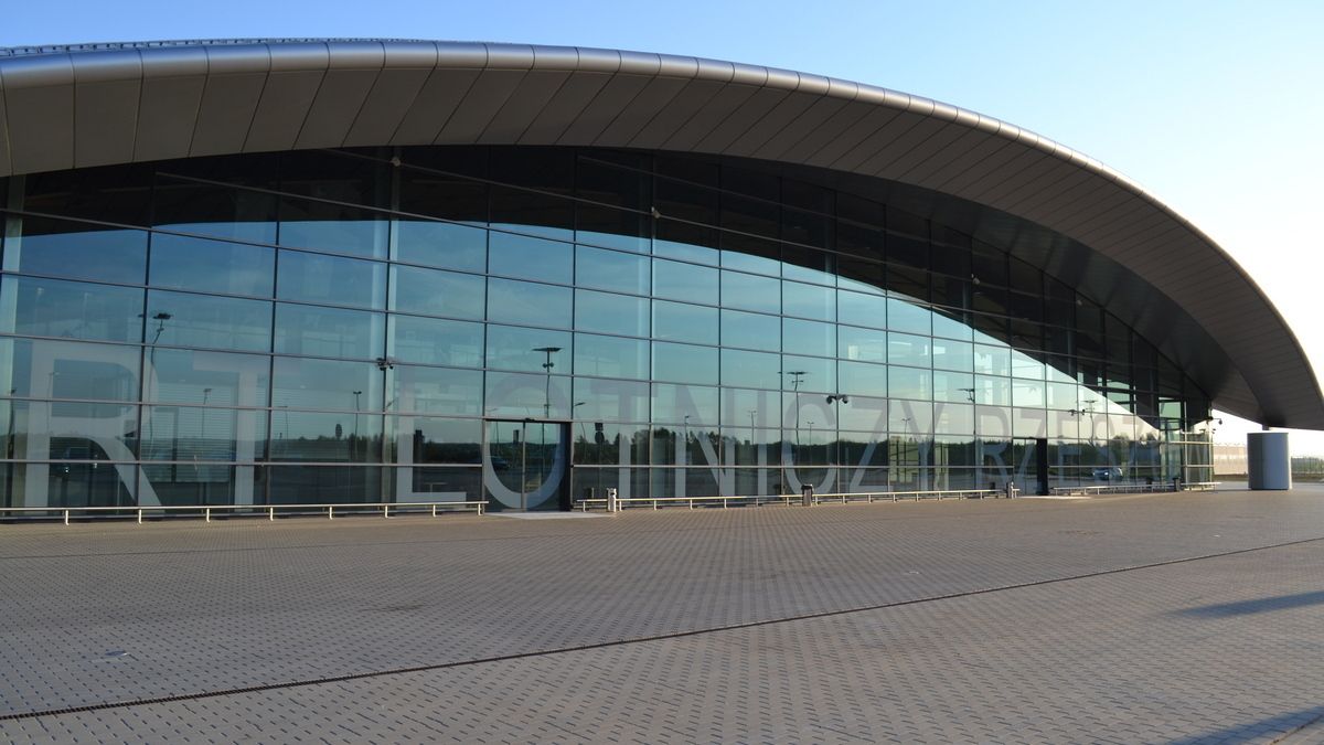 З яких аеропортів найближче полетіти за кордон? 2