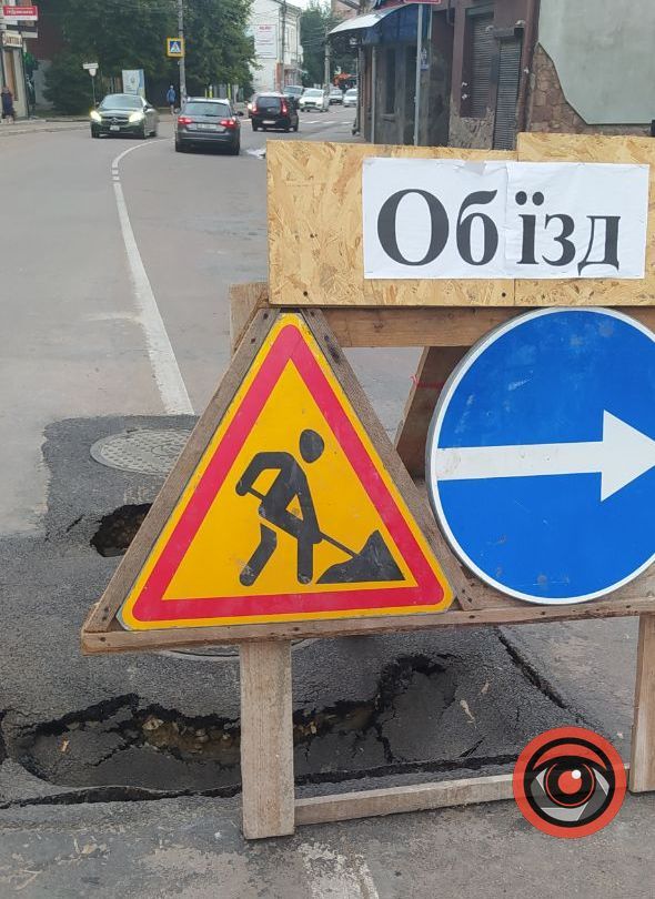 Комунальники пояснили, чому на вул. Мазепи провалюється люк 4