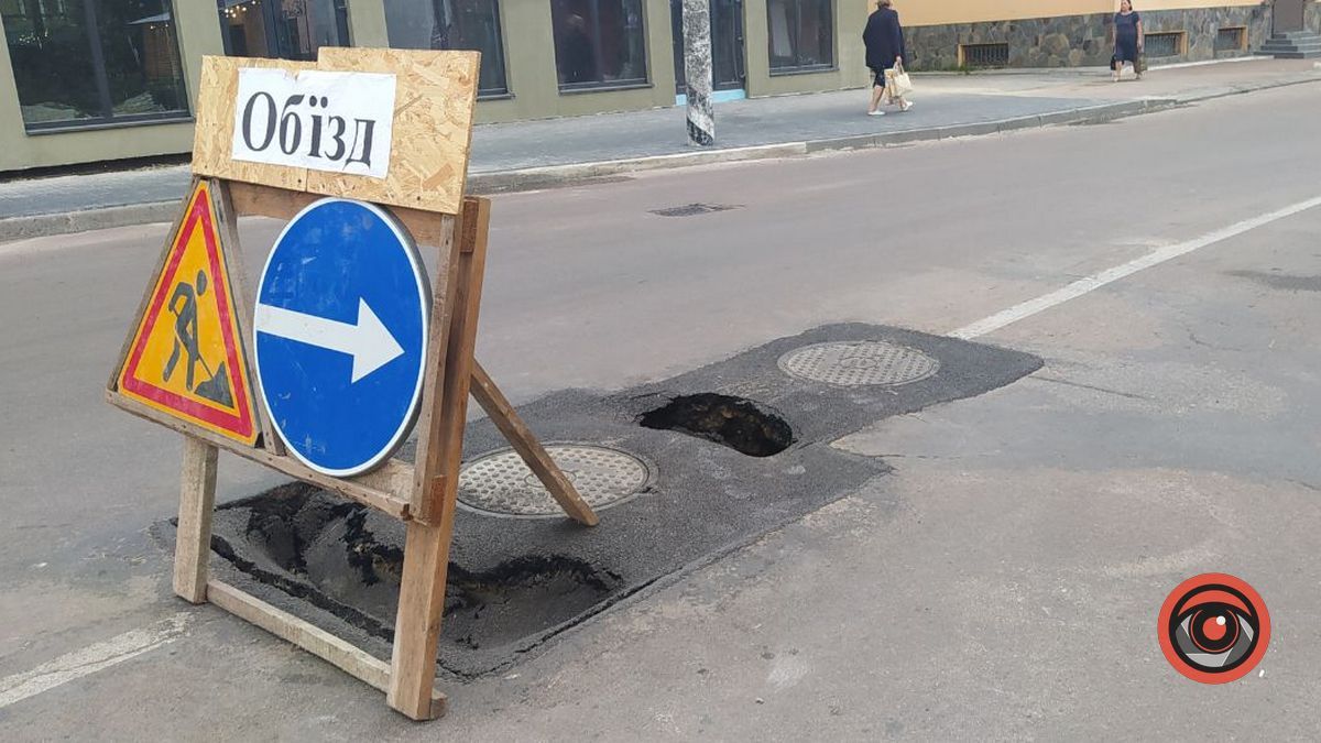 Комунальники пояснили, чому на вул. Мазепи провалюється люк