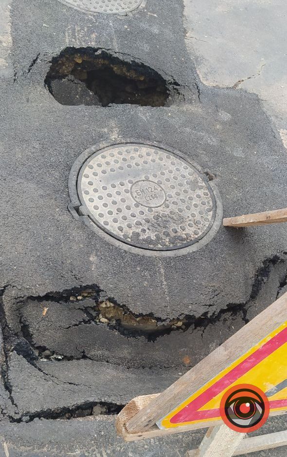 Комунальники пояснили, чому на вул. Мазепи провалюється люк 3