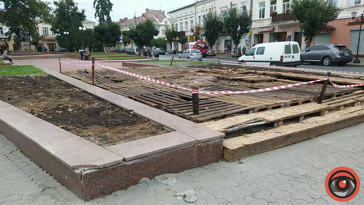 У серці Коломиї розпочався демонтаж площі Відродження 5
