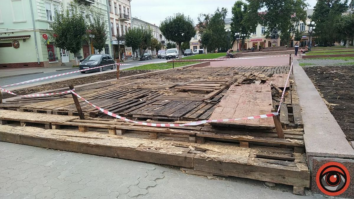 У серці Коломиї розпочався демонтаж площі Відродження 1