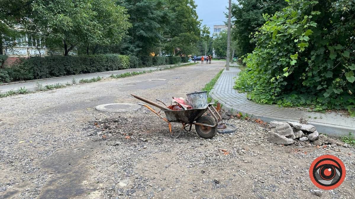 Автомобільні шини в люках: у Коломиї ремонтують дорогу на вул. Стефаника 4