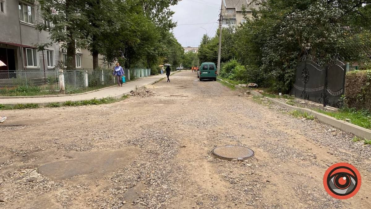 Автомобільні шини в люках: у Коломиї ремонтують дорогу на вул. Стефаника 3
