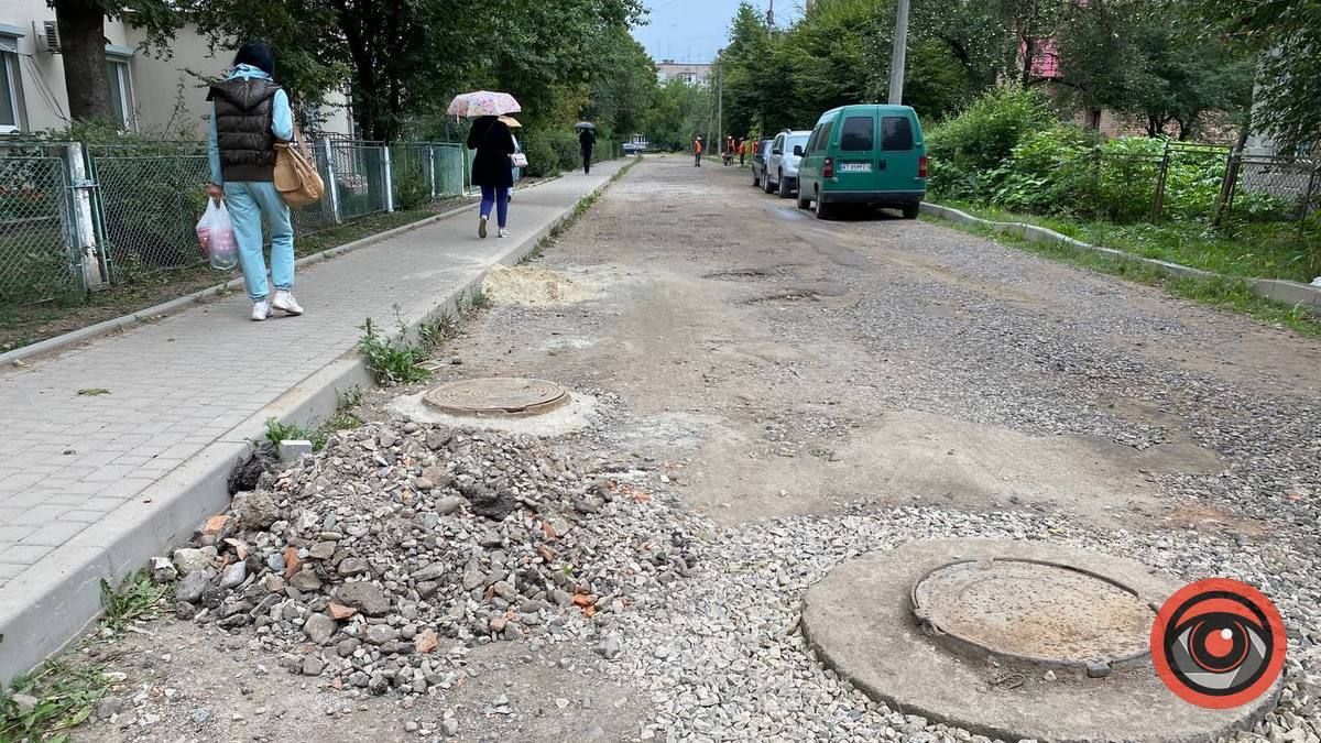 Автомобільні шини в люках: у Коломиї ремонтують дорогу на вул. Стефаника 2
