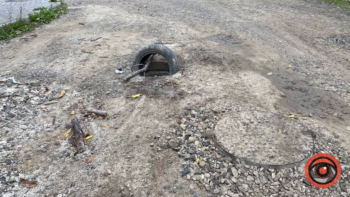Автомобільні шини в люках: у Коломиї ремонтують дорогу на вул. Стефаника 1