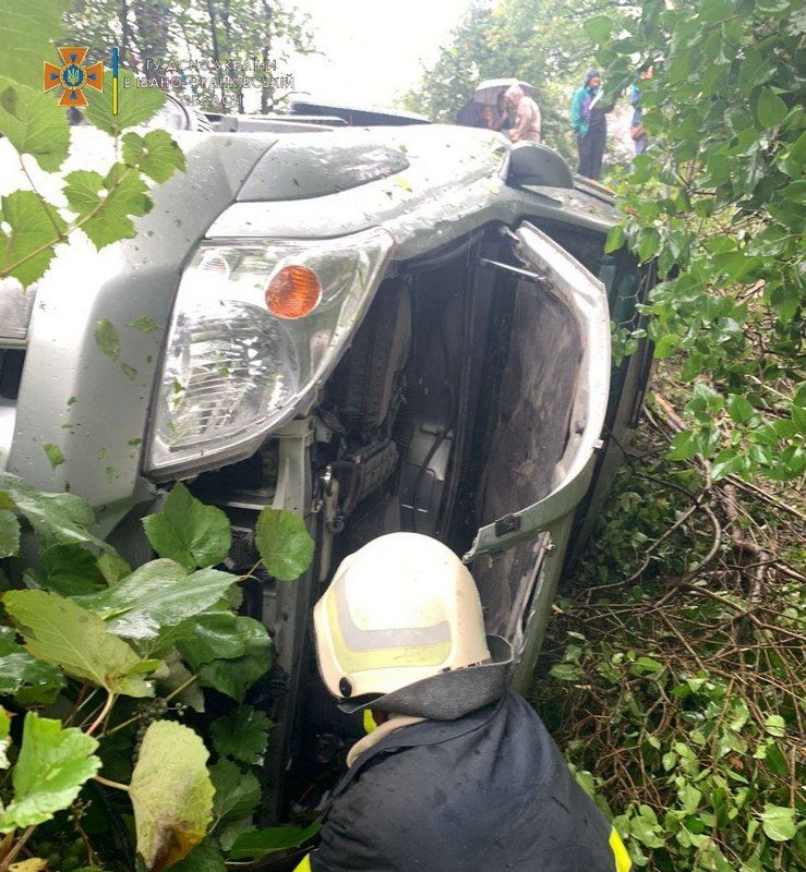 ДТП в Уторопах: автівка залетіла в двір та перекинулася 1
