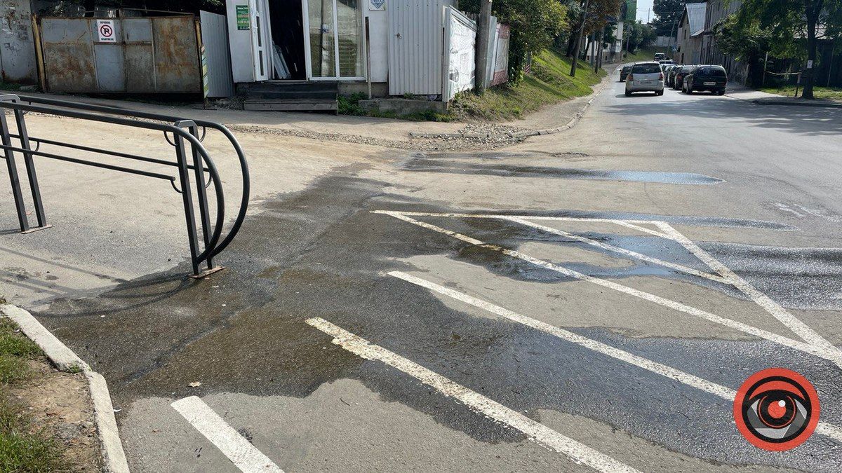 З-під асфальту на вул. Шептицького тече вода: що сталося? 2