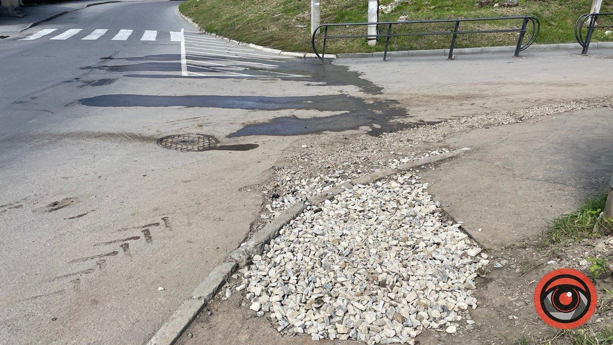 З-під асфальту на вул. Шептицького тече вода: що сталося? 1